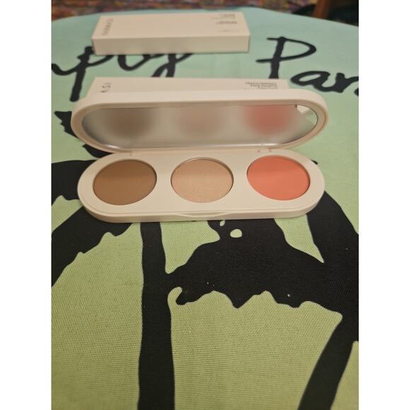 Farmasi Peach Perfect Face 3 In 1 Palette 0.45 oz. Blush/ Bronzer/ Highlighter. - Picture 1 of 4